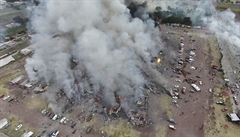 Zábry poízené dronem ukazují, jak rozsáhlý výbuch na trhu s pyrotechnikou byl.