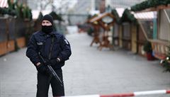 Policie hlídá berlínský vánoní trh zasaený pondlním teroristickým útokem.