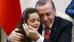 Turecký prezident Recep Tayyip Erdogan objímá sedmiletou dívku z Aleppa.