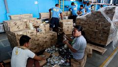 Dobrovolníci balí potraviny pro obti tajfunu Nock-ten.