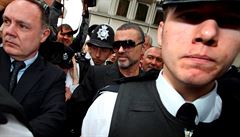 George Michael je eskortován policií v Londýn.