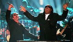 George Michael a Stevie Wonder pi vystoupení v roce 1997.