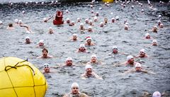 Přes 360 otužilců si zaplavalo ve Vltavě na jubilejním ročníku soutěže