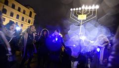 V Praze se rozzářil obří svícen na oslavu židovské chanuky