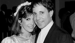 erství novomanelé Carrie Fisherová se zpvákem Paulem Simonem pózují ve svém...