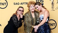 Debbie Reynolds pózuje se svou vnukou Billie Catherine a dcerou Carrie Fisher...