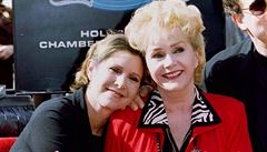 Debbie Reynolds se svou dcerou, herekou Carrie Fisher poté, co obdrela hvzdu...