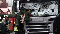Hasii odklízející kamion z berlínského vánoního trhu.