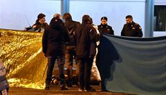 Italská policie zakrývá místo, kde byl zastelen Tunisan podezelý ze spáchání...