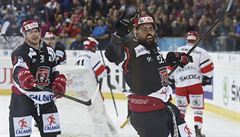 První výhru hokejistů Hradce na Spengler Cupu vystřelili Jarůšek a Kukumberg