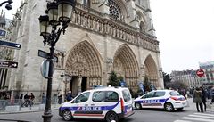 Policie hlídá katedrálu Notre Dame i během vánočních svátků.
