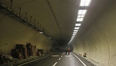 Eurasijský tunel mí pes 14 kilometr a spojuje evropskou a asijskou ást...
