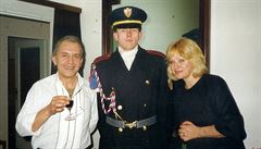 Jaroslav Proche s hradní stráí a V. Kesladlovou 1993 v zahradním domku