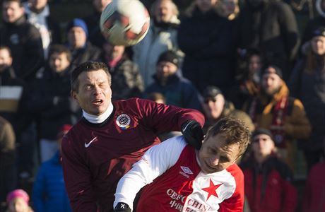 Momentka ze Silvestrovského derby internacionál 2016 (Libor Sionko a Ivo Ulich...