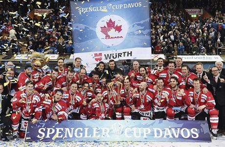 Spengler Cup 2016: hokejisté Kanady slaví celkový triumf.
