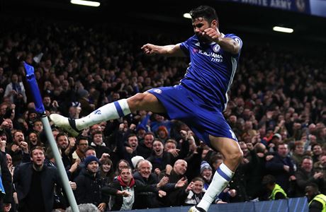 Diego Costa z Chelsea slaví gól
