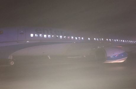 Boieng 737 Enter Air v mlze ruzyskho letit.