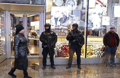 Tce vyzbrojen policist na Times Square 29. prosince.