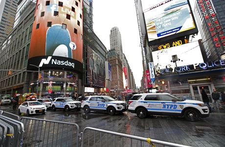 ada policejnch voz na Times Square.