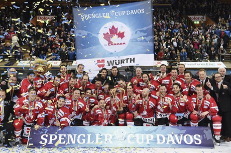Spengler Cup 2016: hokejisté Kanady slaví celkový triumf.