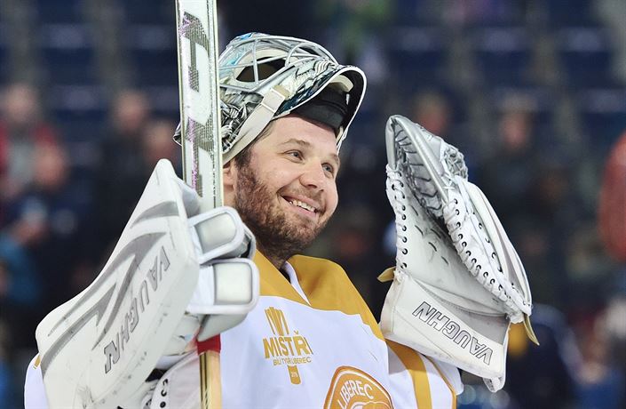 Branká� Liberce Ján La�ák se raduje z vít�zství nad Olomoucí.