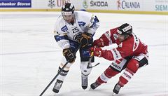 Finále Spengler Cupu 2016: Maxime Lapierre z Lugana (vlevo) a Kana�an Chay...