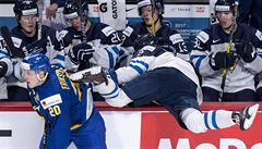 Finský hrá skonil pi severském derby na MS do 20 let na vlastní stídace.