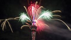 Na Novém Zélandu pivítali nový rok ohostrojem ze Sky Tower.