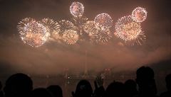 Severokorejci sledují oh�ostroj v Pchjongjangu.