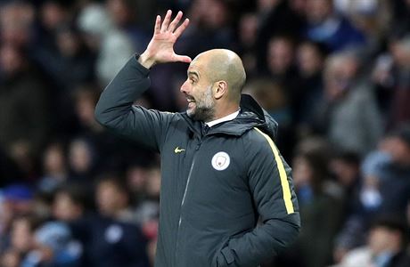 Manaer Manchesteru City Pepe Guardiola gestikuluje bhem zpasu Premier League.