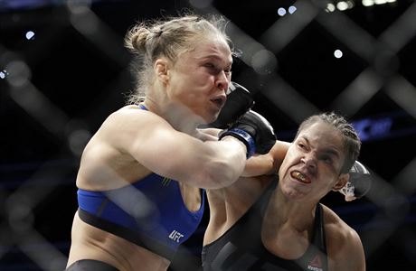 UFC 207: Amanda Nunesov bije Rondu Rouseyovou.