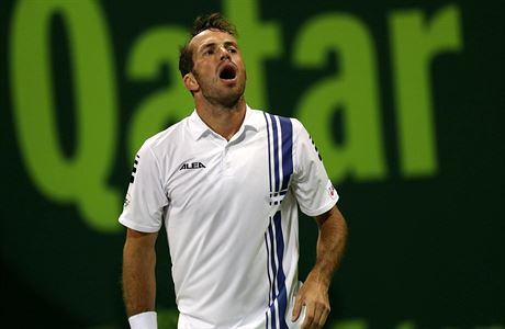 Radek tpánek ve tvrtfinále turnaje v Dauhá proti Novaku Djokoviovi.