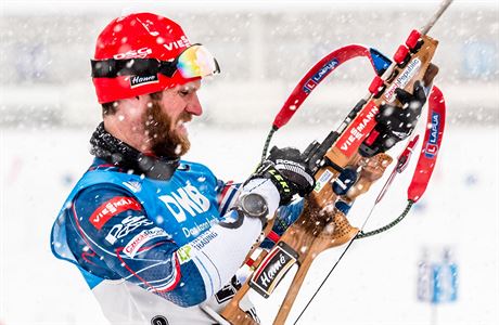 Michal lesingr pi nástelu ped sprintem v Oberhofu.