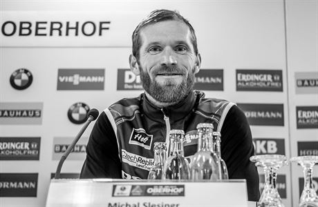 Michal lesingr na tiskovce po stbrnm sprintu Svtovho pohru v Oberhofu.