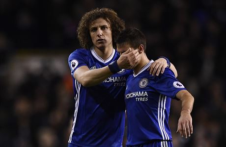 Tottenham - Chelsea (Cesar Azpilicueta a David Luiz smutn po porce)