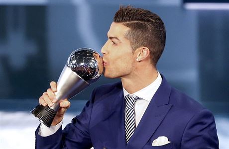 Cristiano Ronaldo líbá trofej pro nejlepího hráe svta v anket FIFA