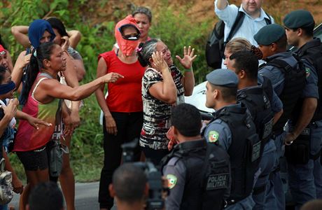 Píbuzní vz z vznice v brazilském Manausu, kde pi vzpoue zemelo 56 lidí,...