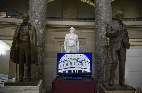 Monitor postavený ped sochami v budov Kapitolu (Ilustraní foto)