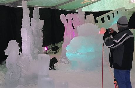 Pustevny v Beskydech po roce opt zdobí sochy z ledu.