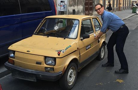 Tom Hanks u legendárního polského auta Fiatu 126.