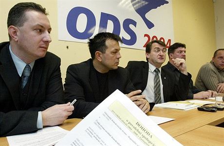Petr Fiala (zcela vlevo) byl u vzniku krajsk vldy ODS a SSD pro roky 2004 a...