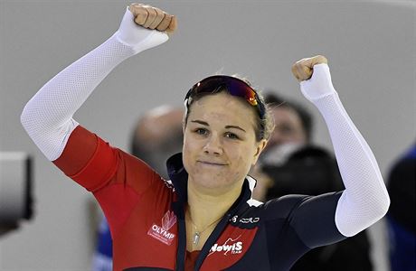 Karolna Erbanov se raduje z triumfu na ME ve sprintrskm vceboji.
