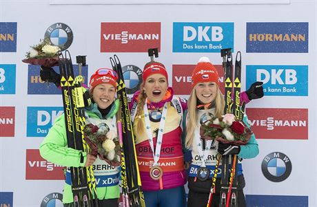 Gabriela Koukalov, Eva Puskarkov (vpravo) a Laura Dahlmeierov na stupnch...