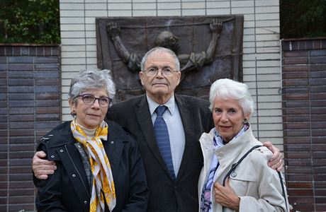Hana Berger-Moranová, Mark Olsky a Eva Clarková na hornobízském hbitov.