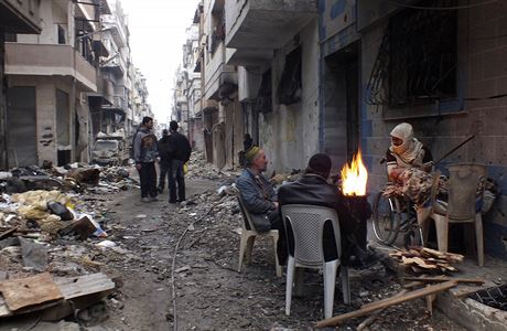 ivot mezi troskami - ulice oblhanho msta Homs.