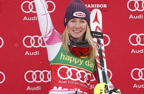 Mikaela Shiffrinová se opt raduje z triumfu ve slalomu.