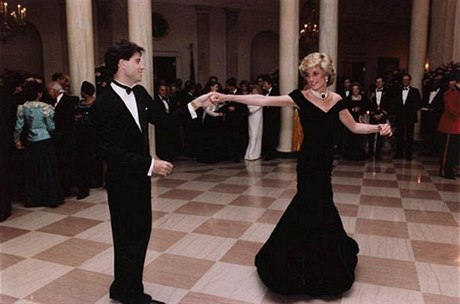 Šaty, ve kterých tančila princezna Diana s americkým hercem Johnem Travoltou,...