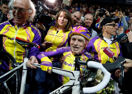 Richard Marchand slaví po cyklistické hodinovce, kterou absolvoval ve 105...