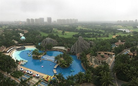 Hotelový resort, ve kterém jsou ubytováni v ín fotbalisté Slavie.