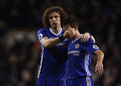Cesar Azpilicueta a David Luiz smutní po poráce Chelsea